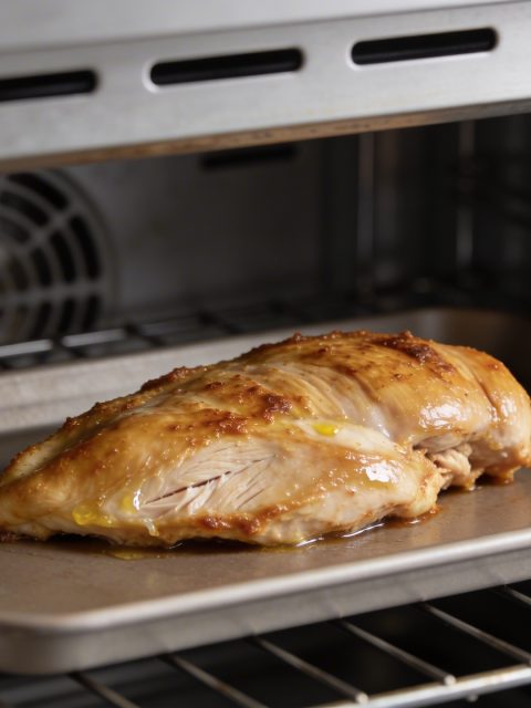 Plaque de pilons de poulet dorant dans four