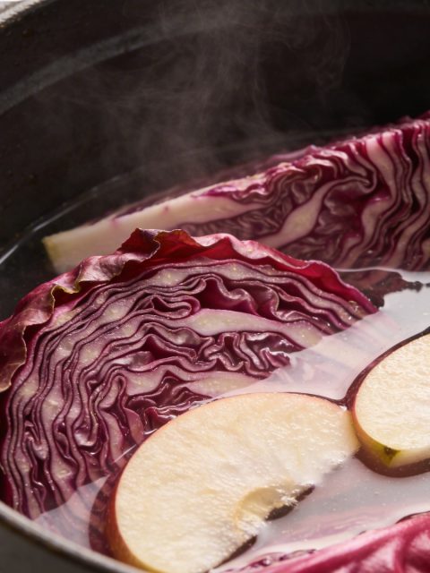 Plat de chou rouge mijote avec pommes tranches
