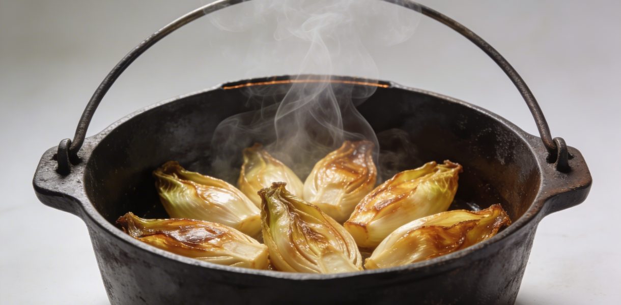 Poele en fonte avec endives dorees et vapeur