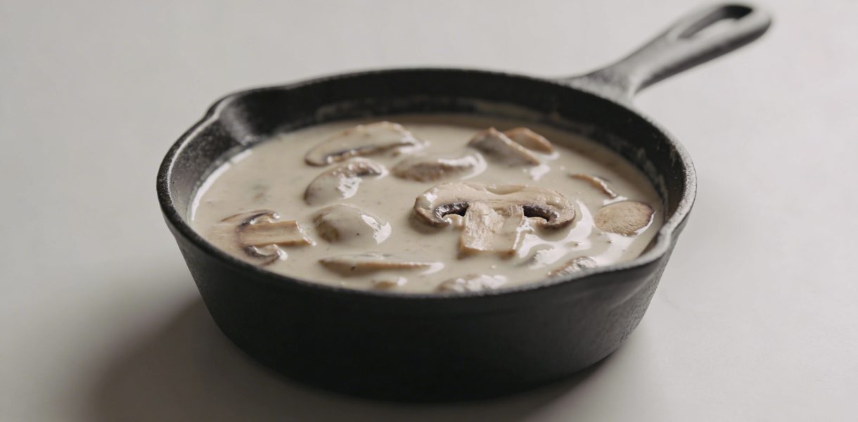 Poele en fonte avec sauce cremeuse aux champignons