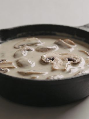 Poele en fonte avec sauce cremeuse aux champignons