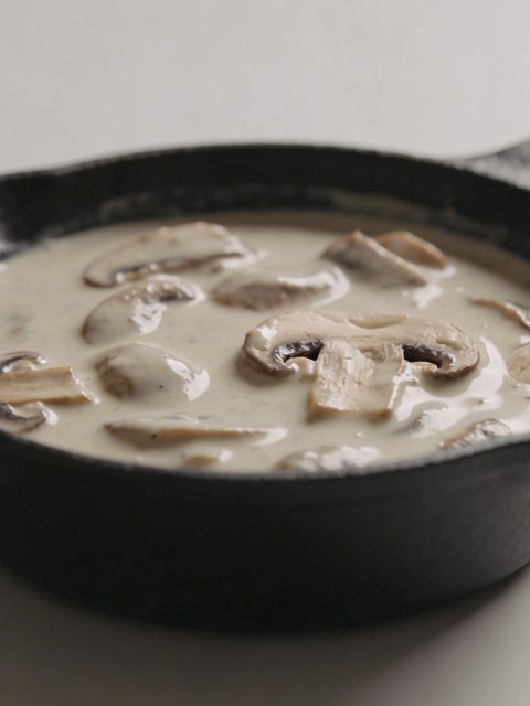 Poele en fonte avec sauce cremeuse aux champignons