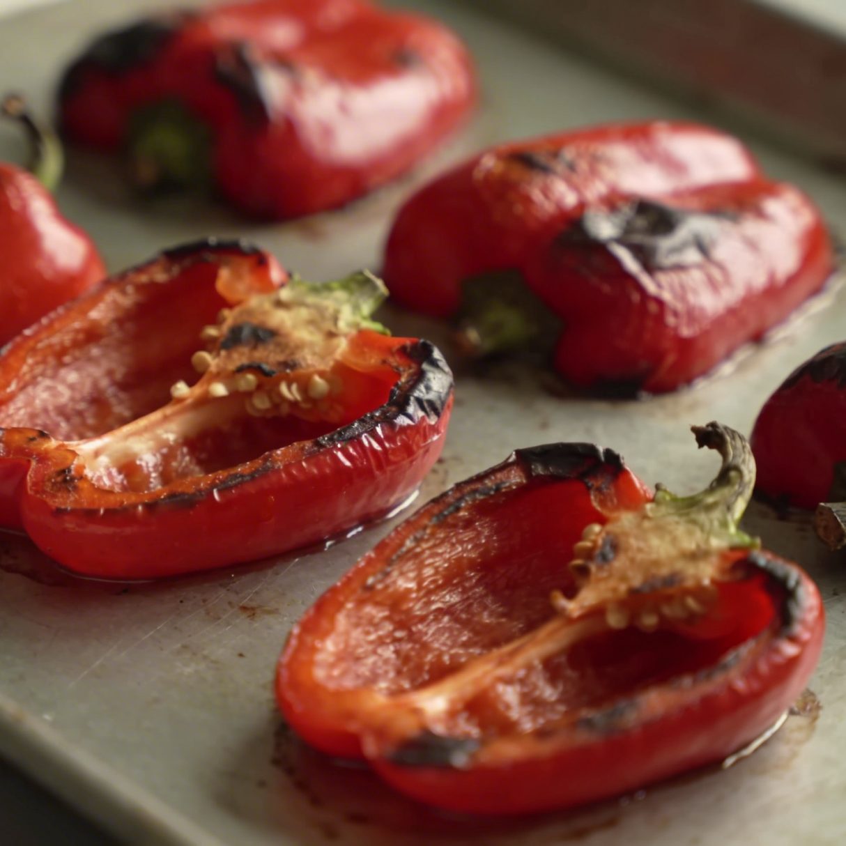 Plat de poivrons rouges grillant sur plaque de four