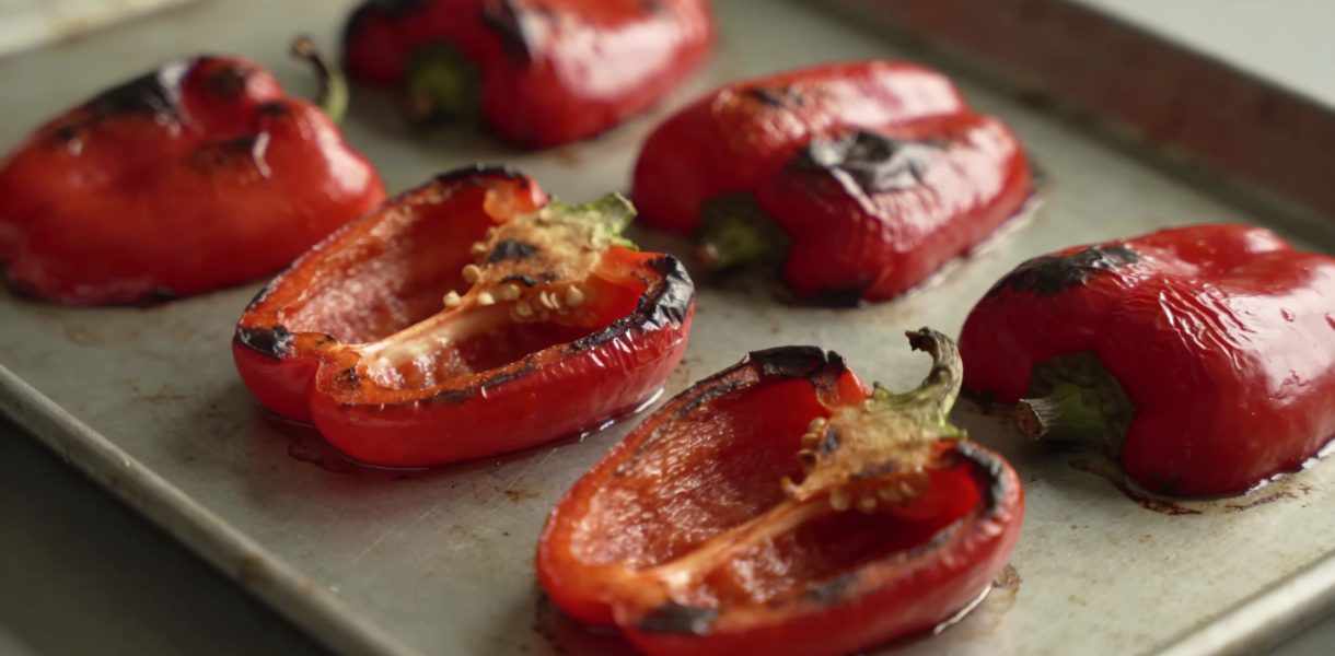 Plat de poivrons rouges grillant sur plaque de four