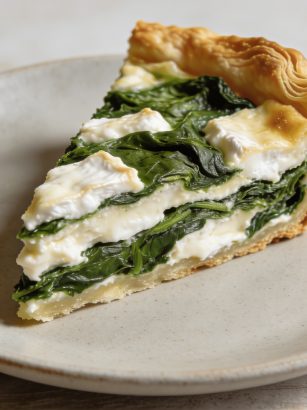 Part de quiche epaisse chevre epinards sur assiette