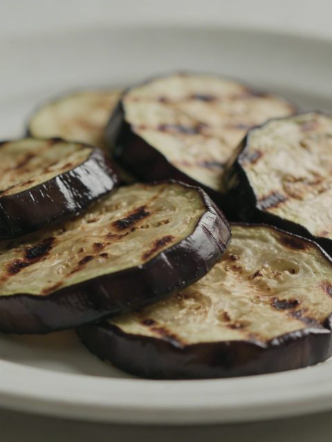 Plate de rondelles daubergine grillees sortie du four