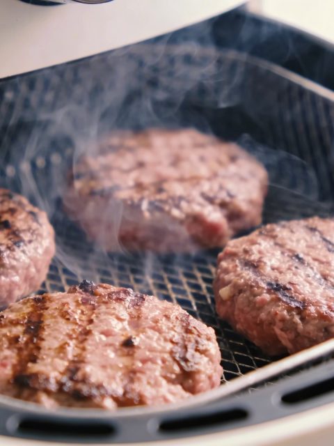 Steaks haches surgeles dorant dans un air fryer
