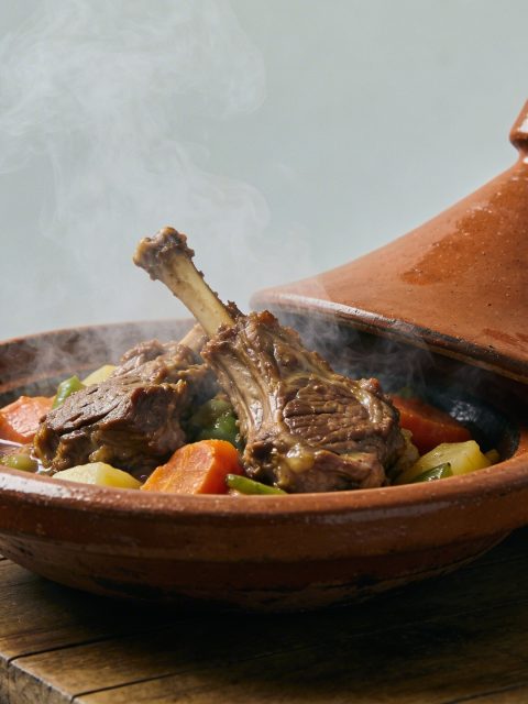 Plat de tajine d agneau fumant sur table