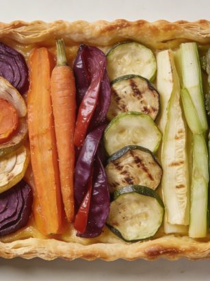 Tarte salee aux legumes colores vue de dessus