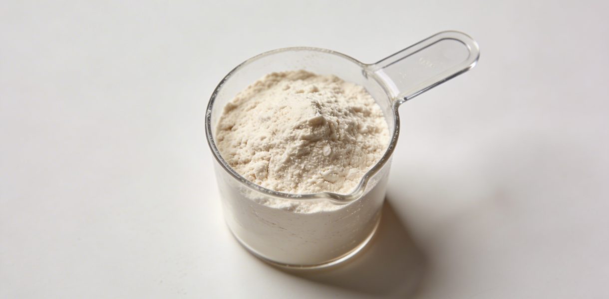 Tasse doseuse transparente remplie de farine, vue dessus