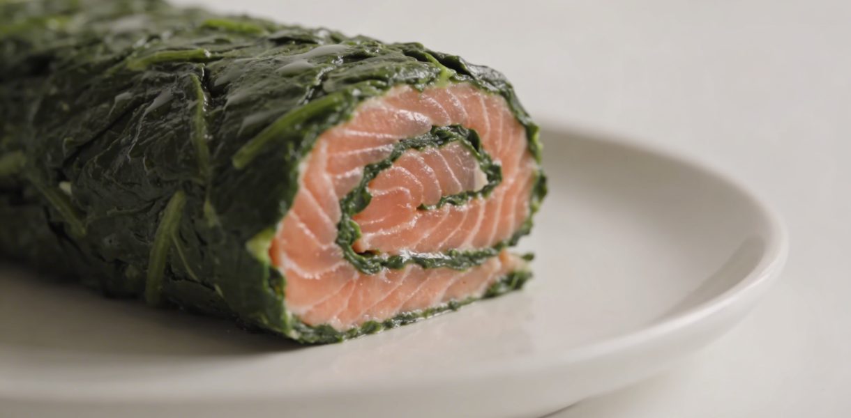 Tranche de roulade epinards saumon sur assiette blanche