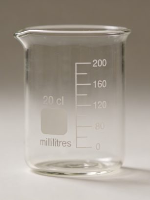 Verre doseur transparent montrant 20 cl et millilitres