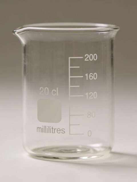 Verre doseur transparent montrant 20 cl et millilitres