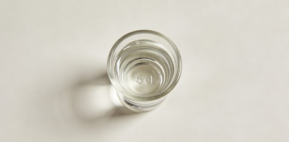 Verre doseur transparent vu de dessus avec marque 5 cl
