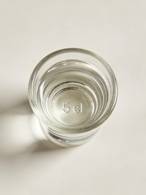 Verre doseur transparent vu de dessus avec marque 5 cl