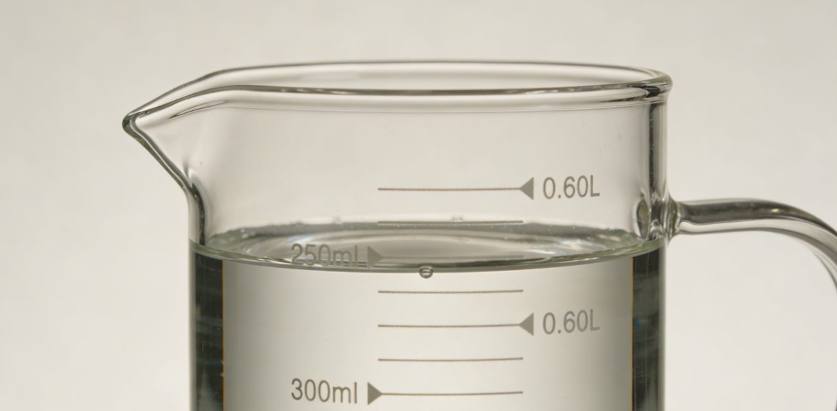 Verre doseur transparent rempli a 0,60 litre