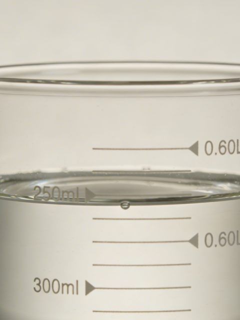 Verre doseur transparent rempli a 0,60 litre