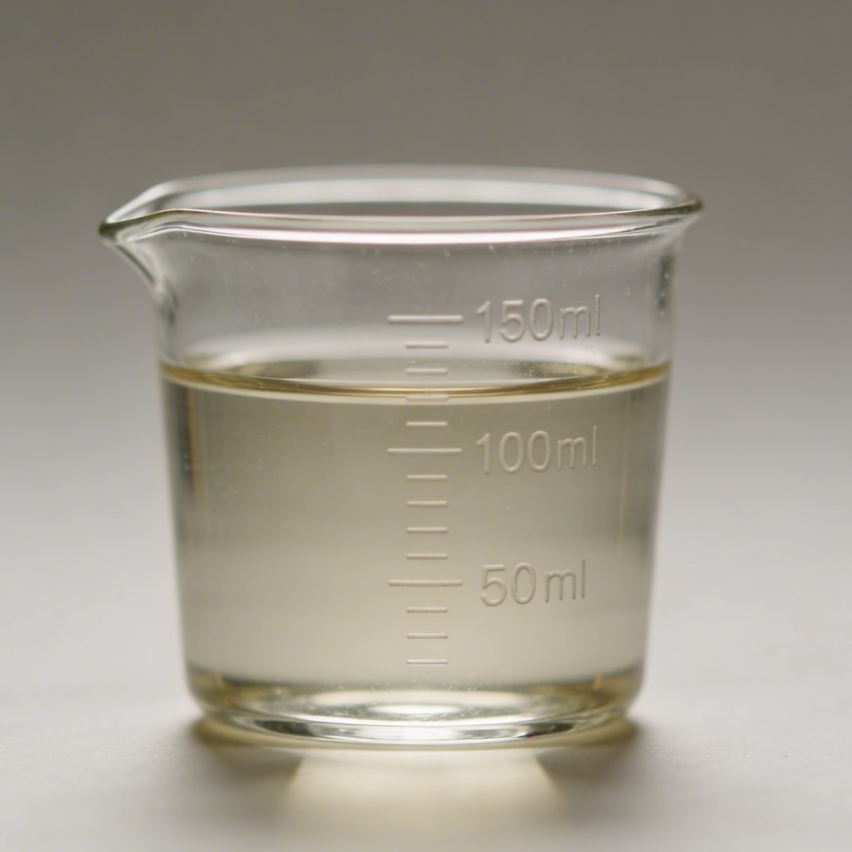 Verre doseur transparent rempli jusqua marque 150 ml