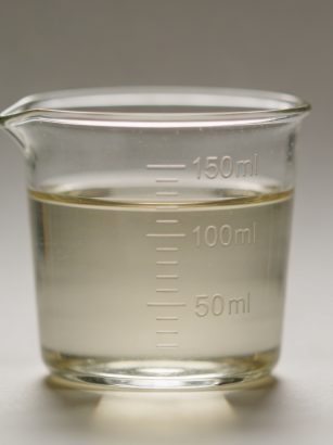 Verre doseur transparent rempli jusqua marque 150 ml