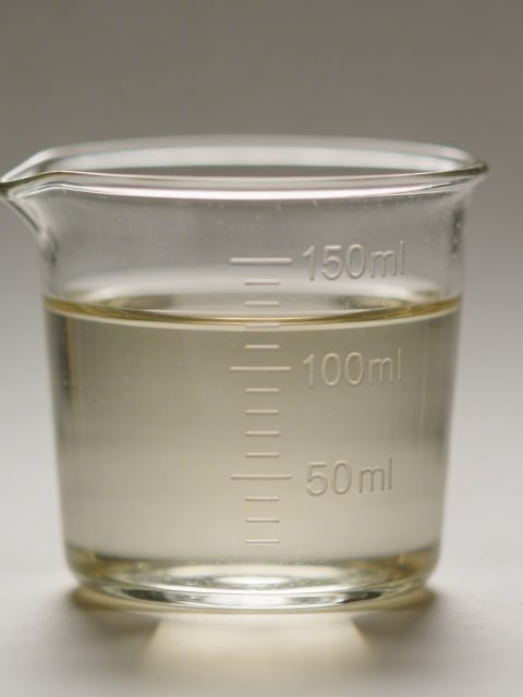 Verre doseur transparent rempli jusqua marque 150 ml