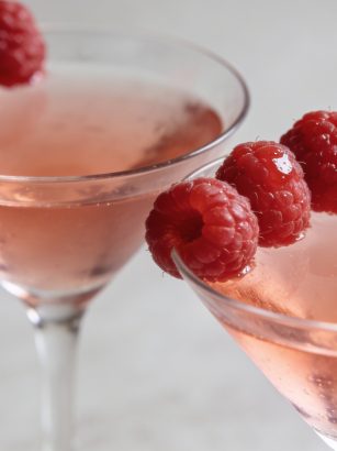 Verres de cocktail roses garnis de framboises fraîches