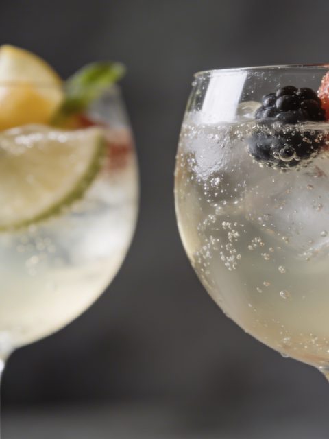 Verres de mocktail petillant garnis de fruits frais